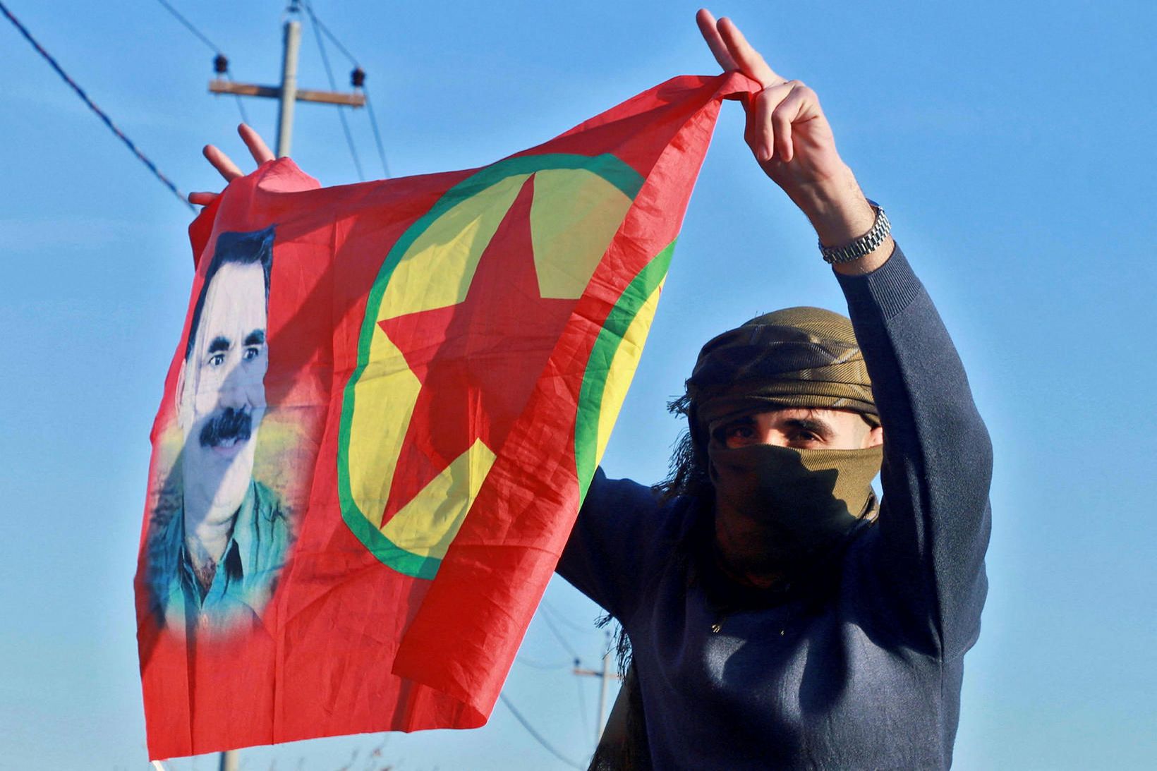 Kúrdísk kona veifar fána með mynd af Abdullah Öcalan, leiðtoga …