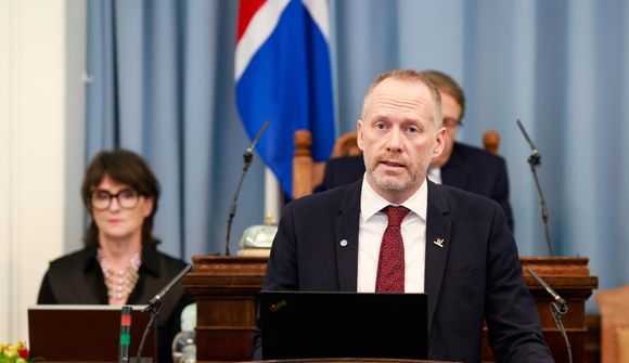 Segir stjórnarandstæðinga munda niðurskurðarhníf