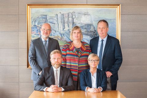 The monetary policy committee of the Central Bank of Iceland. Seated are Central Bank Governor Ásgeir Jónsson and Rannveig Sigurðardóttir. Standing behind them, from left, are Þórarinn G. Pétursson, Katrín Ólafsdóttir and Gylfi Zoëga.