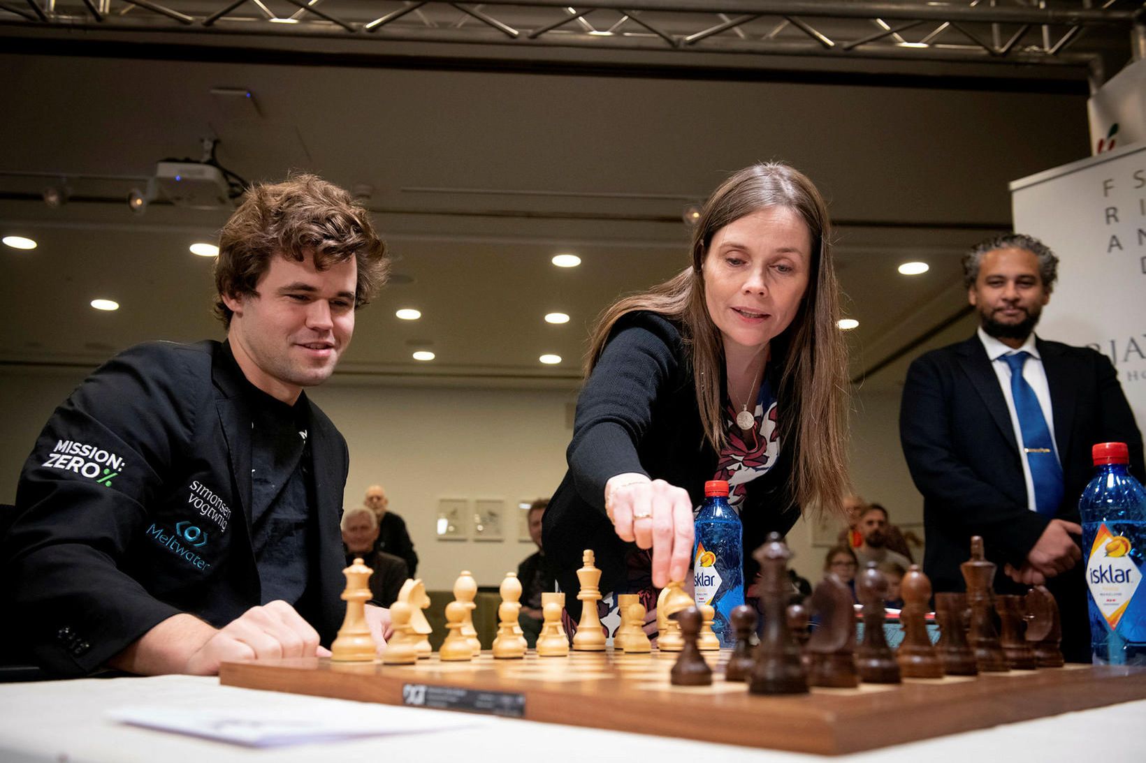 Katrín Jakobsdóttir forsætisráðherra lék fyrsta leikinn fyrir heimsmeistarann Magnus Carlsen …