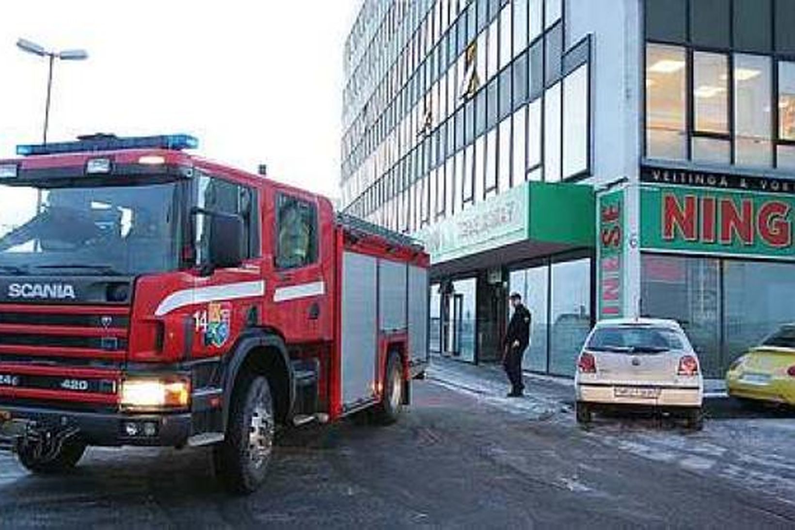 Slökkviliðið að störfum við Nings.