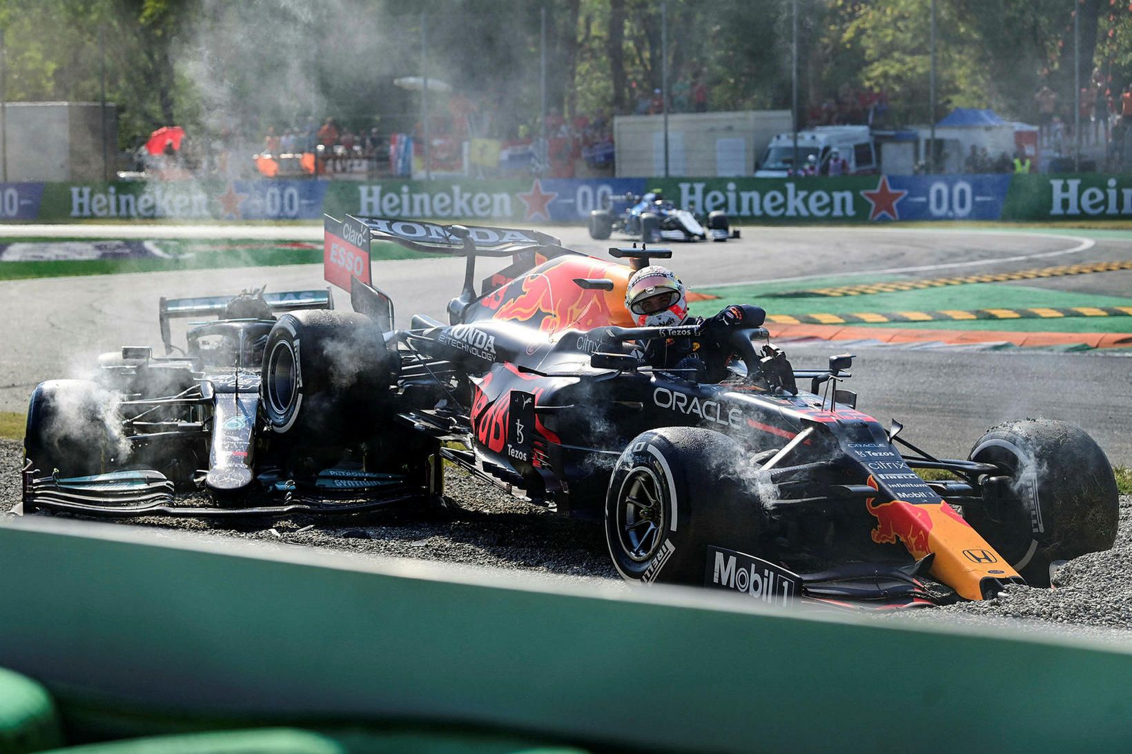 Max Verstappen og Lewis Hamilton lentu í árekstri.