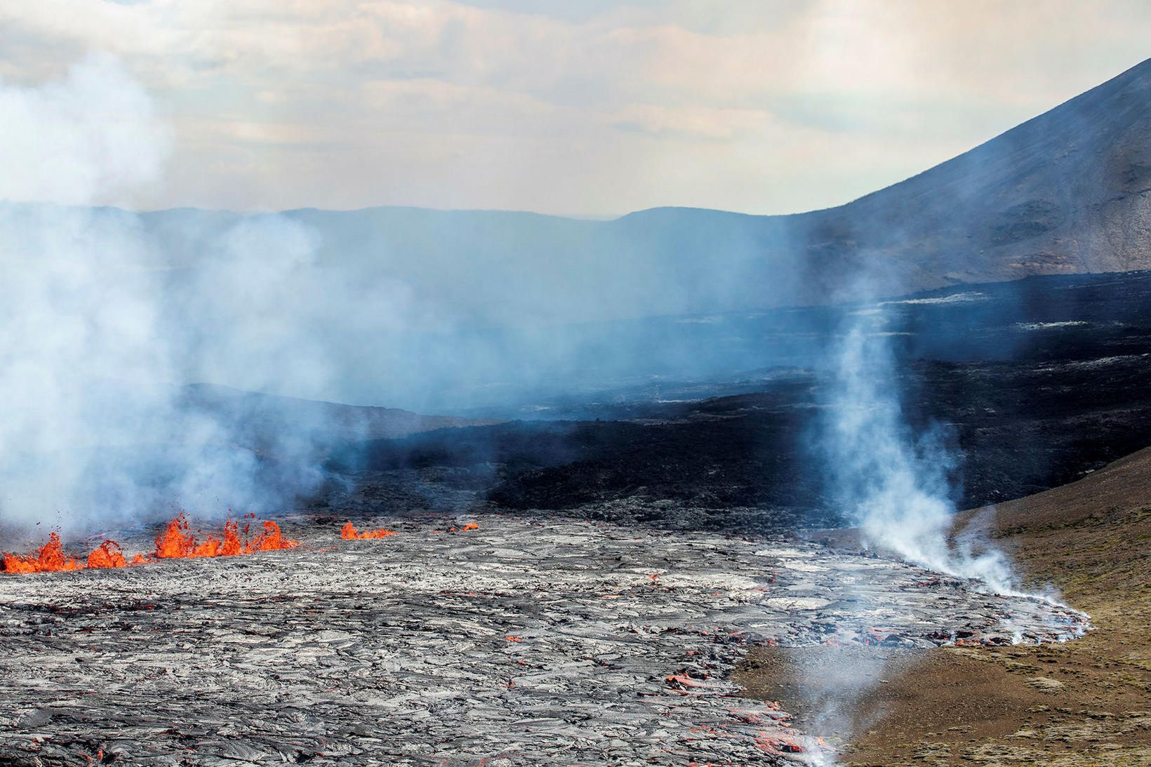 Blá slikjan yfir gosstöðvunum er vísbending um að það sé …