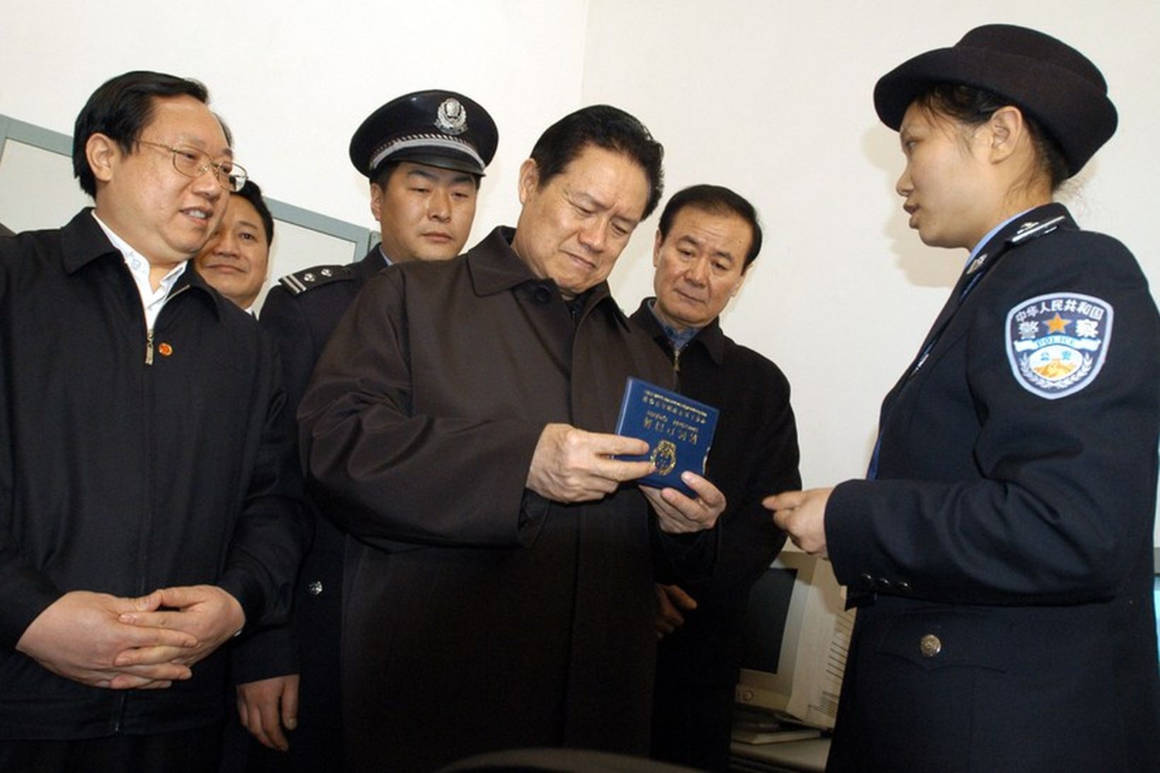 Zhou Yongkang ásamt kínverskum lögreglumönnum - Zhou sætir rannsókn vegna …