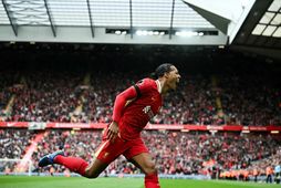 Virgil van Dijk fagnar sigurmarki sínu.