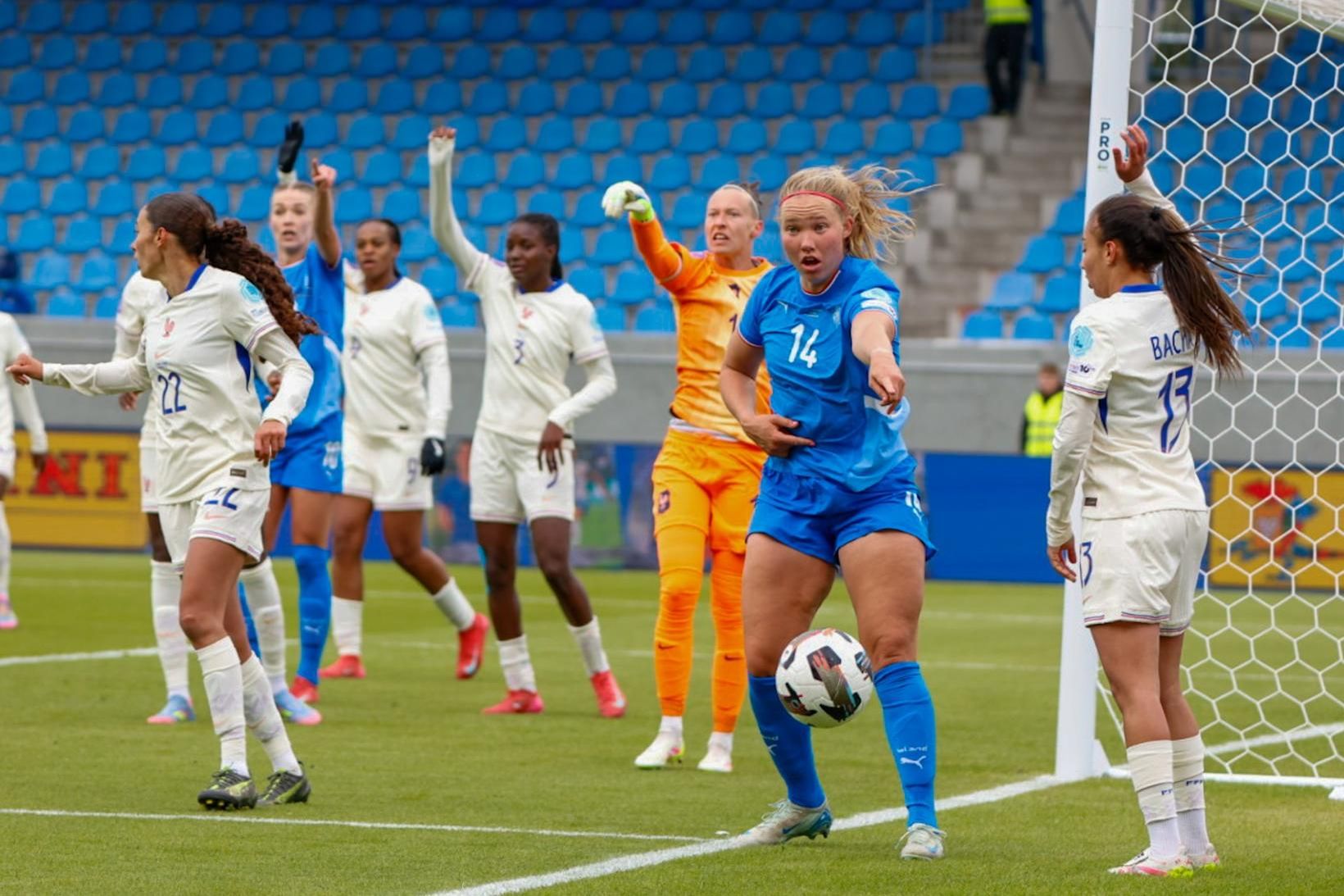 Hlín Eiríksdóttir í baráttunni í kvöld.