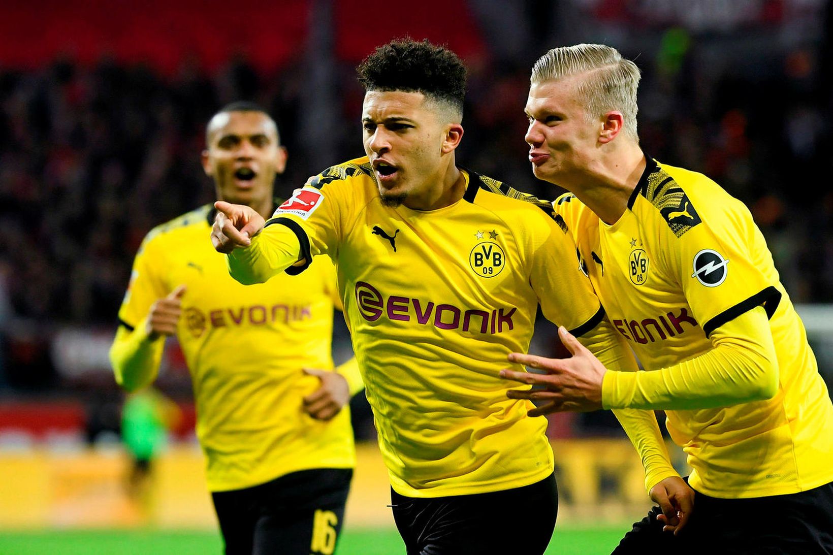 Jadon Sancho fagnar marki með Dortmund ásamt nýjasta liðsfélaga sínum, …