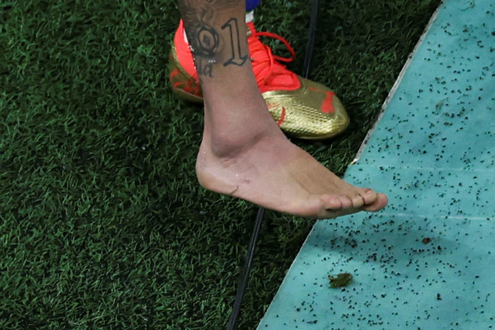 Ökkli Neymars var ansi bólginn eftir leikinn gegn Serbíu.