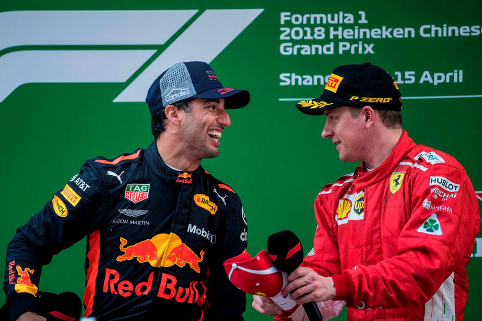 Líklegt virðist að Daniel Ricciardo (t.v.) leysi Kimi Räikkönen af …