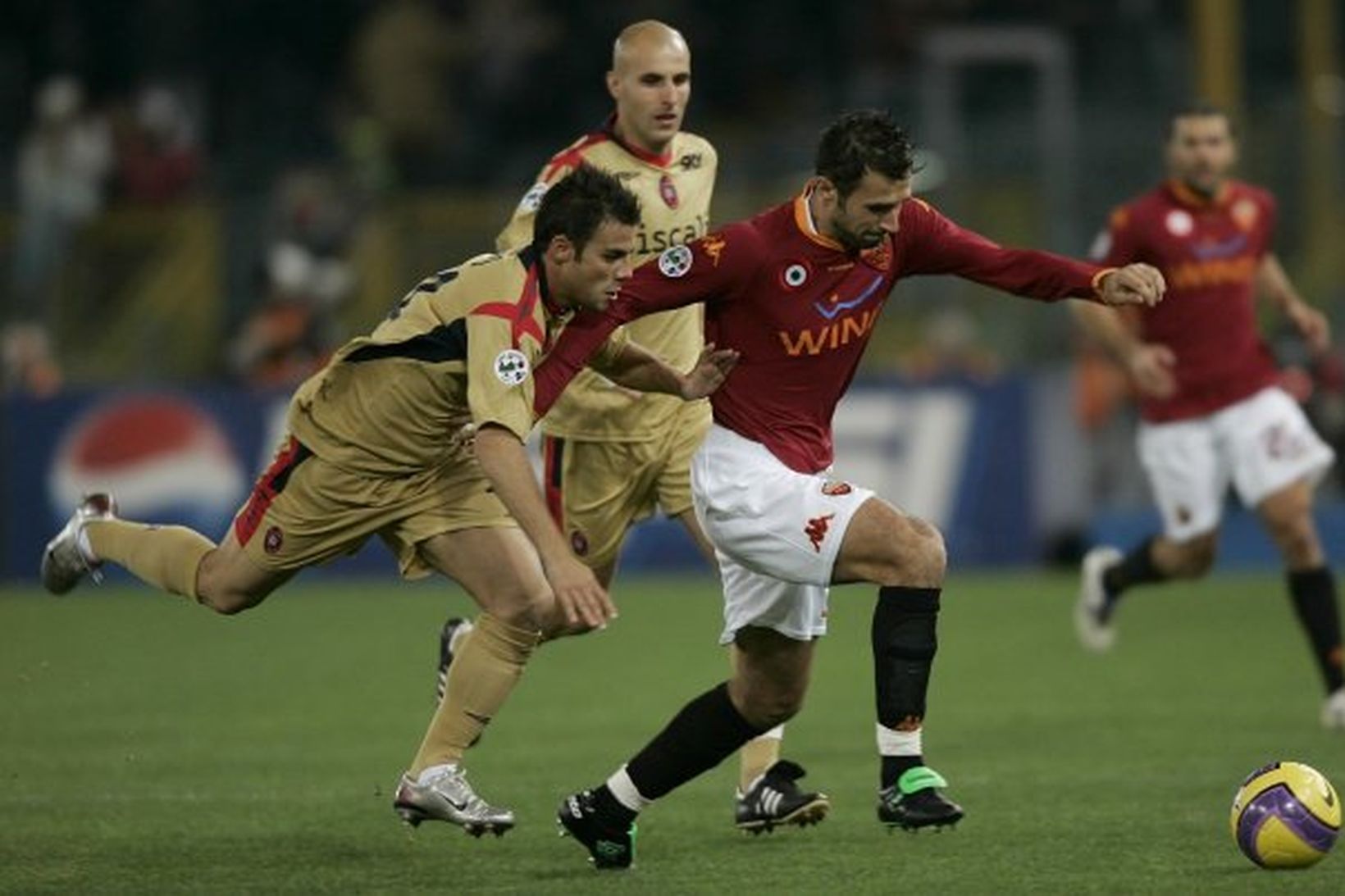 Francesco Pisano, leikmaður Cagliari, til vinstri, í leik gegn Roma.