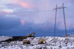 Unnið að hækkun varnargarða við Svartsengi í desember síðastliðnum.