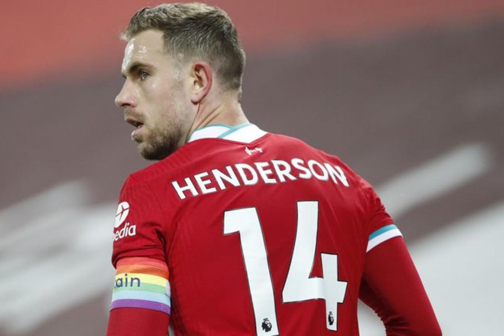 Jordan Henderson með fyrirliðaband til stuðnings LGBTQIA+ samfélagsins.