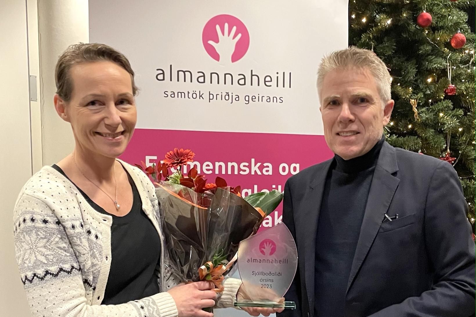 Tómas Torfason, formaður Almannaheilla, afhenti Svanhildi viðurkenningu í tilefni dagsins.