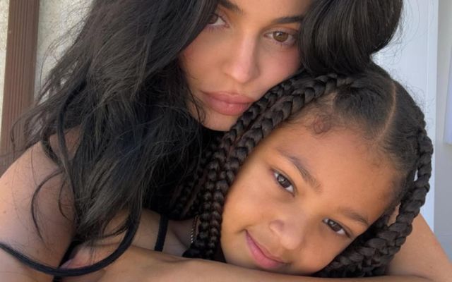 Kylie Jenner og dóttir hennar Stormi Webster.