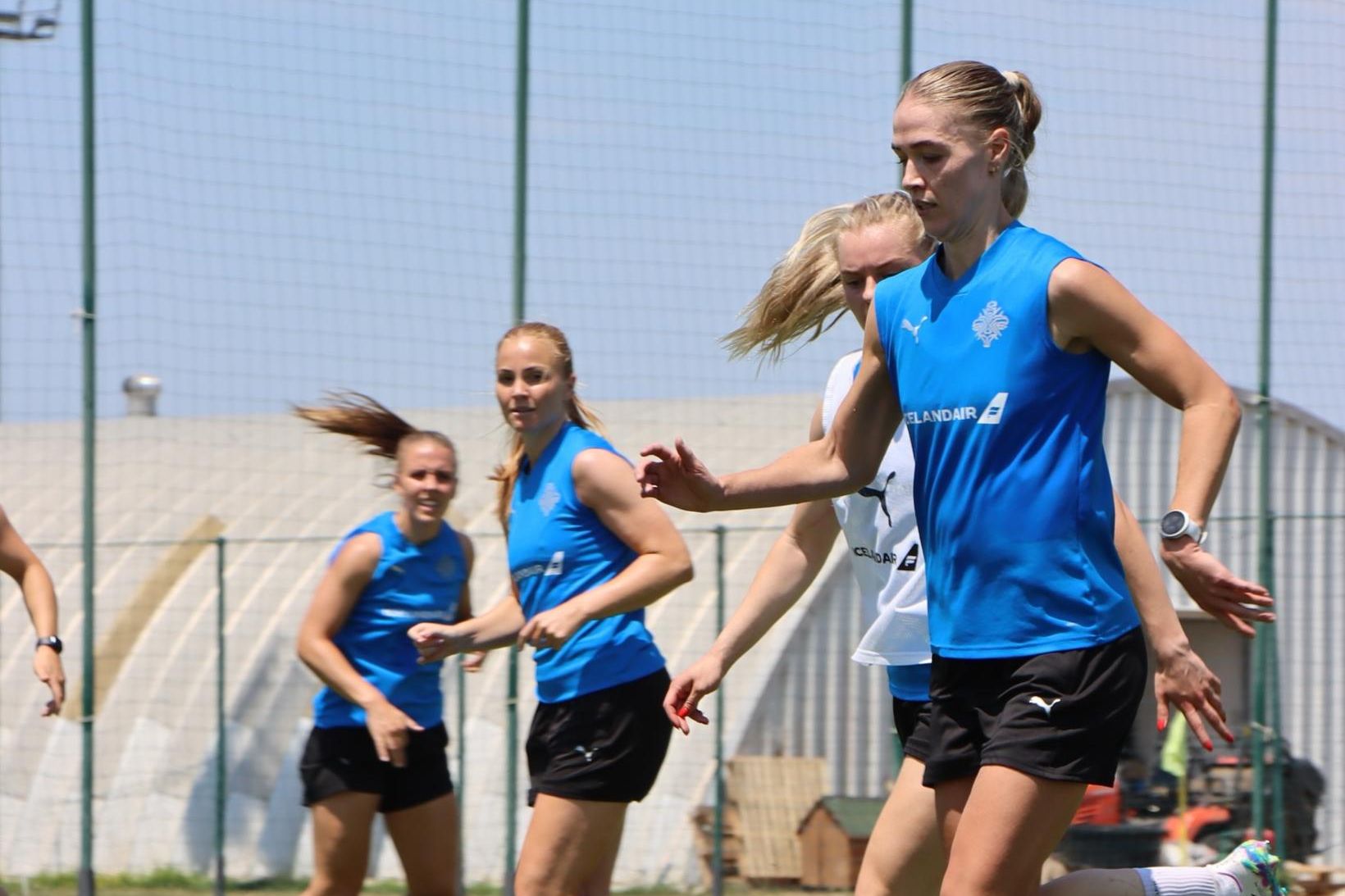 Dagný Brynjarsdóttir á æfingu í hitanum í Stara Pazova í …