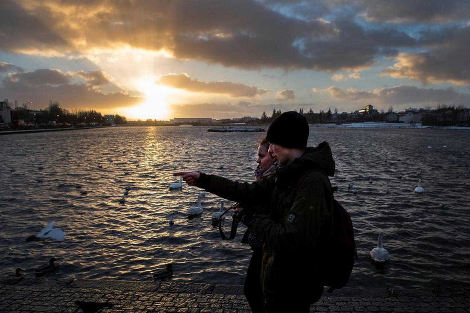 Við gefum sjálf upp upplýsingar um okkur á samfélagsmiðlum.