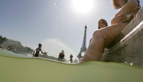 Hitamet fallin í París og Hollandi 