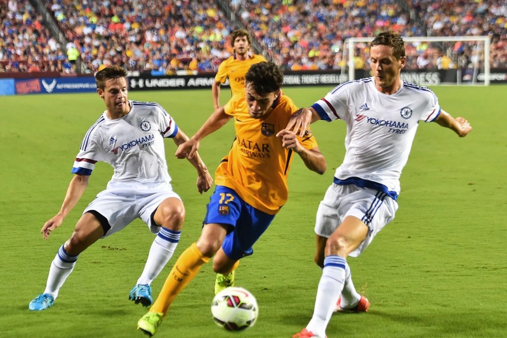 El Haddadi í baráttu við Cesar Azpilicueta og Gary Cahill.