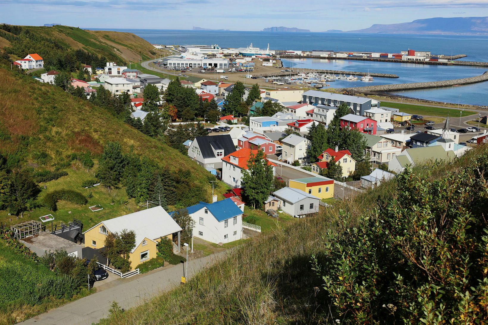 Maðurinn neitar að yfirgefa húsið við Sæmundargötu svo hægt sé …