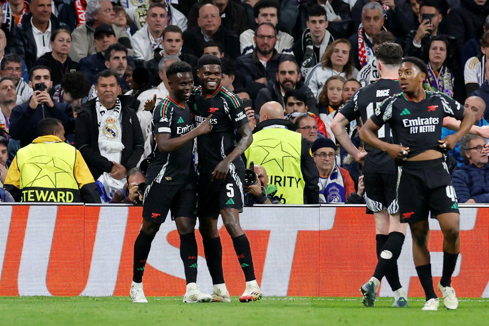 Liðsmenn Arsenal fagna marki Bukayo Saka í kvöld.