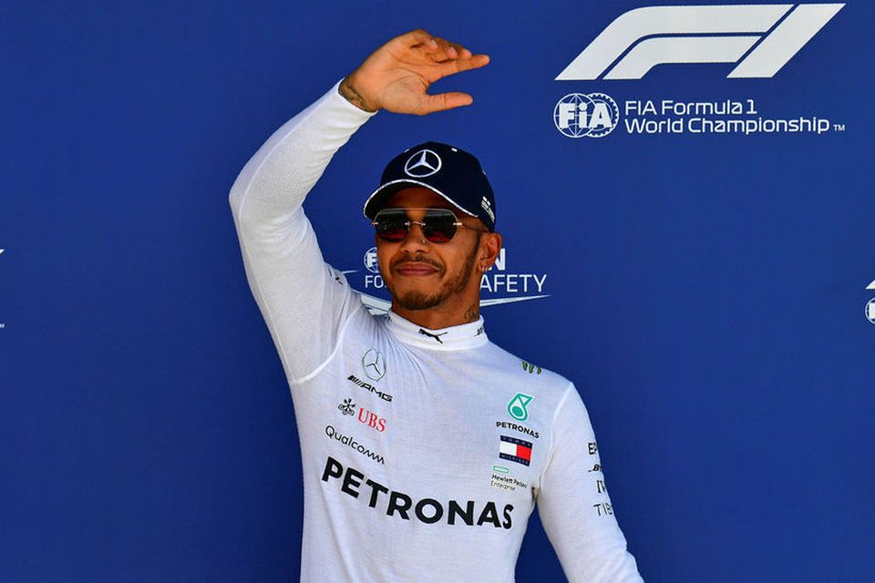 Lewis Hamilton fagnar fjórða pólnum í Silverstone í röð en þar hefur hann alls sex …