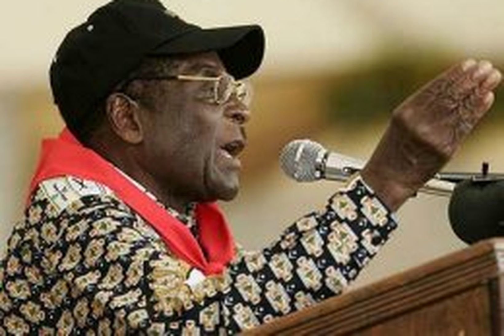 Robert Mugabe, forseti Simbabve, vandar ekki þeim kveðjurnar sem styðja …