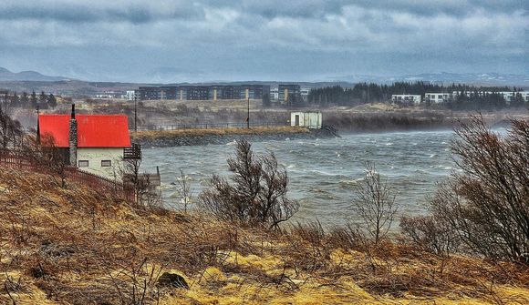 Hafnaði utan vegar með um tuttugu manns um borð