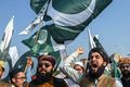 Pakistan Mótmælendur í Islamabad hrópa hér vígorð gegn Indverjum vegna átakanna í Kasmír-héraði, en rúmlega 50 manns hafa þegar fallið.