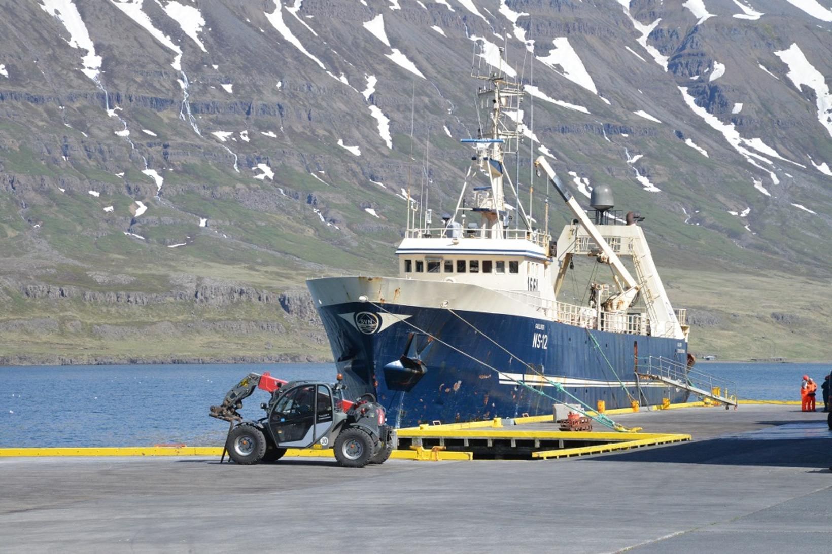 Gullver NS í höfn á Seyðisfirði.