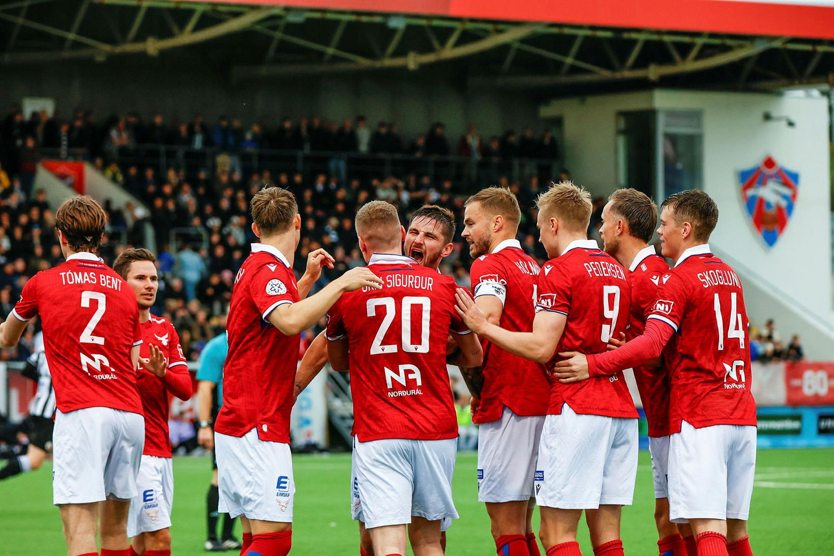 Valur sigraði KR 6:1.
