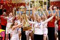 Íslandsmeistarar Þóra Kristín Jónsdóttir og Lovísa Björt Henningsdóttir lyfta Íslandsmeistarabikarnum á heimavelli sínum í gærkvöldi.