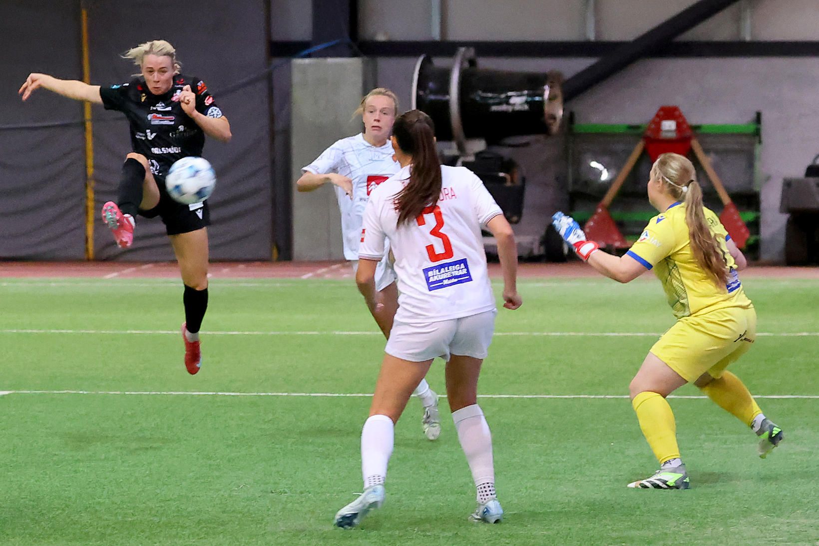 Sandra María Jessen skýtur með tilþrifum í þverslá Víkingsmarksins í …