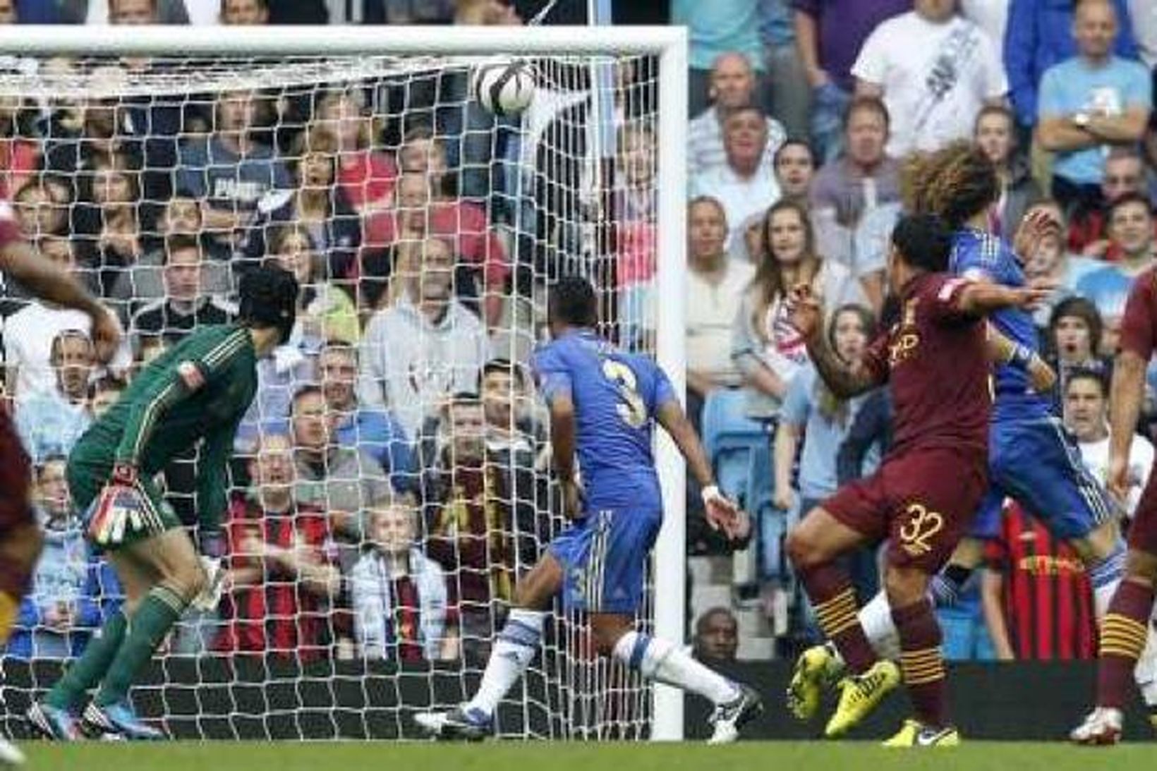 Carlos Tévez skorar og kemur Manchester City í 2:1.