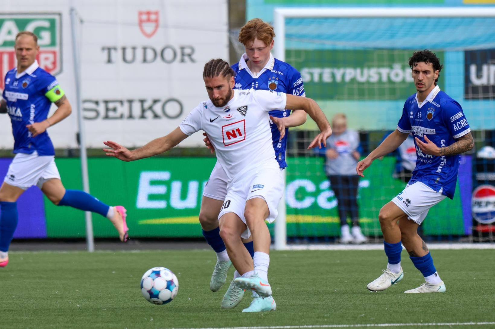 Viktor í baráttunni við Vicente Valor í dag.