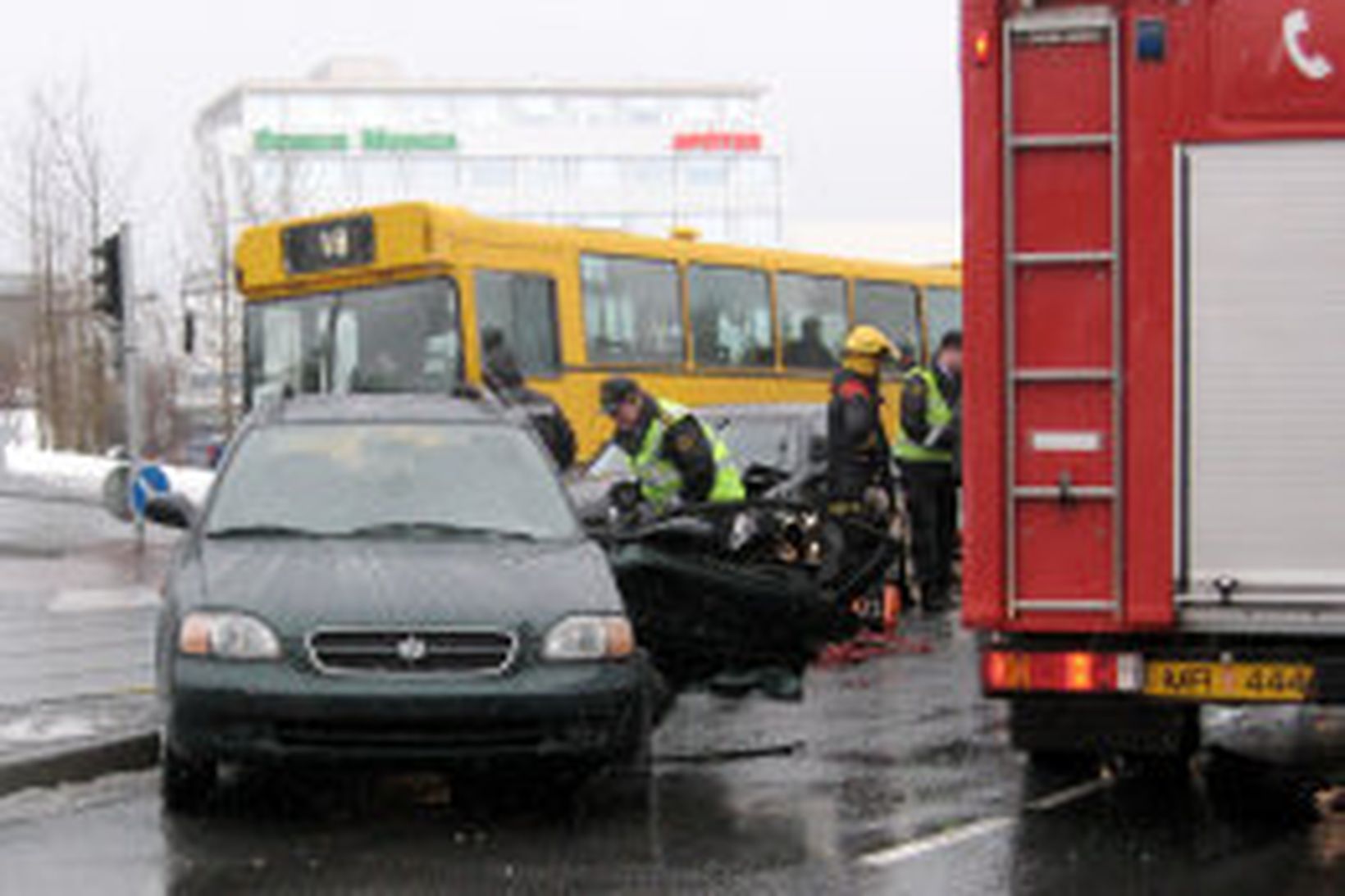 Beita þurfti klippum til þess að ná ökumanni úr annarri …