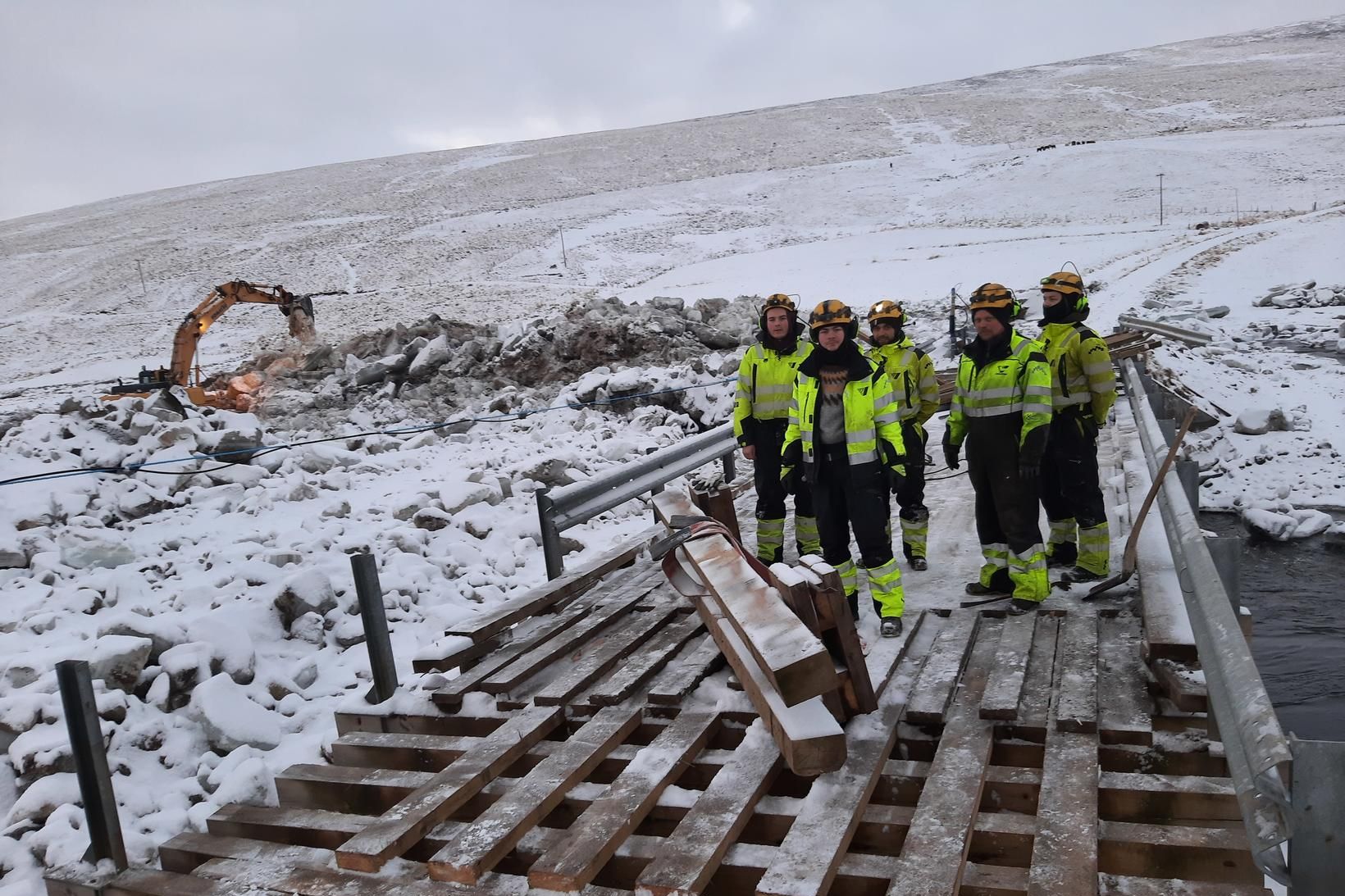 Brúarflokkur Vegagerðarinnar á Hvammstanga við störf á brúnni yfir Svartá.