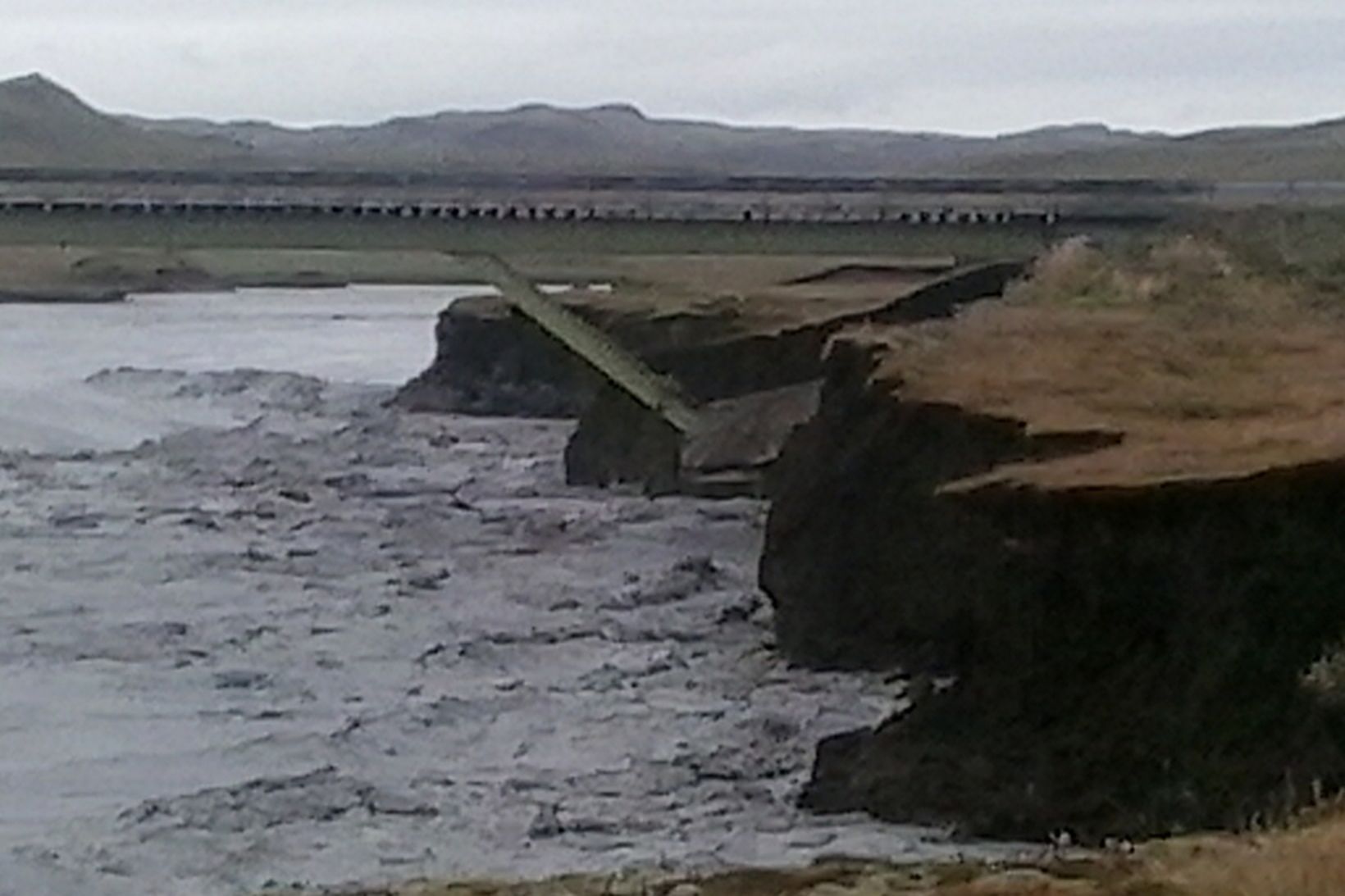 Brúarendinn stendur nú hálfur út í vatnið.