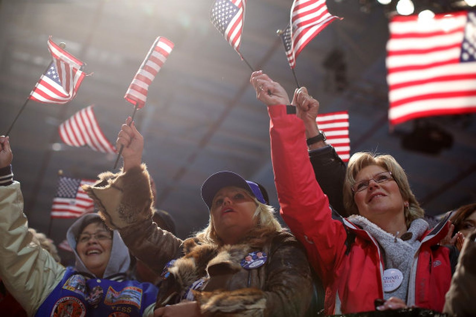 Stuðningsmenn Mitts Romneys fögnuðu honum ákaft í Virginíuríki í gærkvöldi.