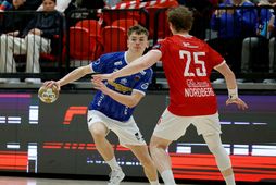 Marel Baldvinsson sækir að Valsmönnum í fyrsta úrslitaleik liðanna.