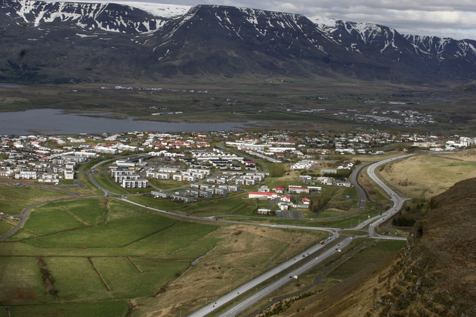 Reynt verður að knýja fram almenna prestskostningu í Mosfellsbæ.