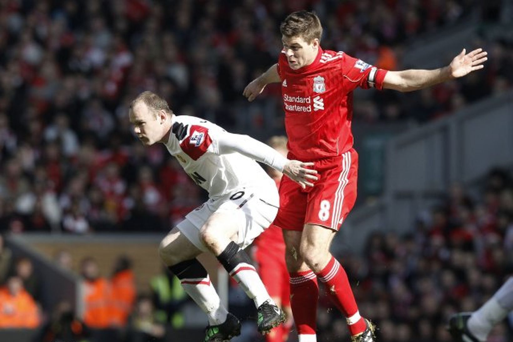 Steven Gerrard í baráttu við Wayne Rooney.