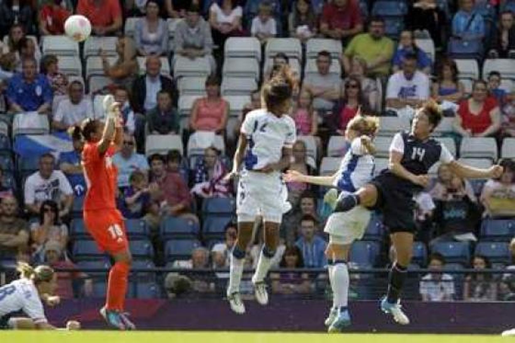 Abby Wambach skorar hér fyrir Bandaríkin.