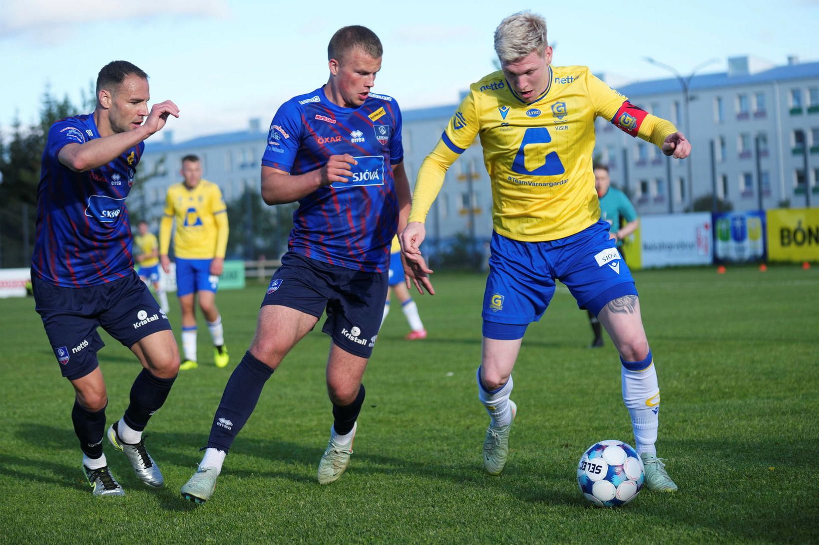 Adam Árni Róbertsson fyrirliði Grindavíkur með boltann á Leiknisvellinum í …