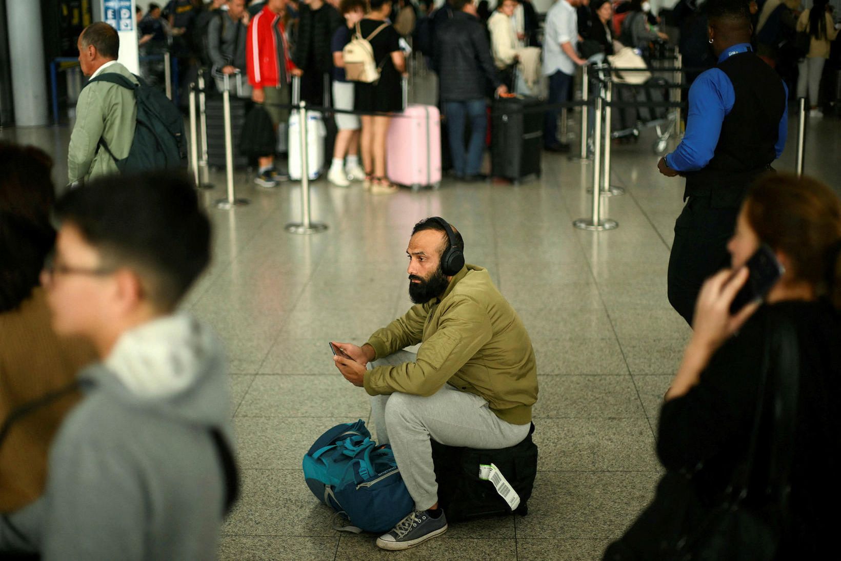 Farþegi hírist í óvissu á Stansted-flugvellinum í gær.