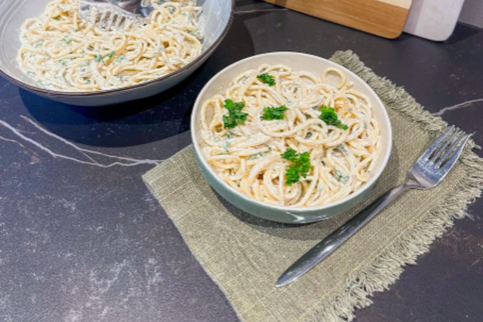 Spaghettí á 10 mínútum með ferskri steinselju og velt upp …