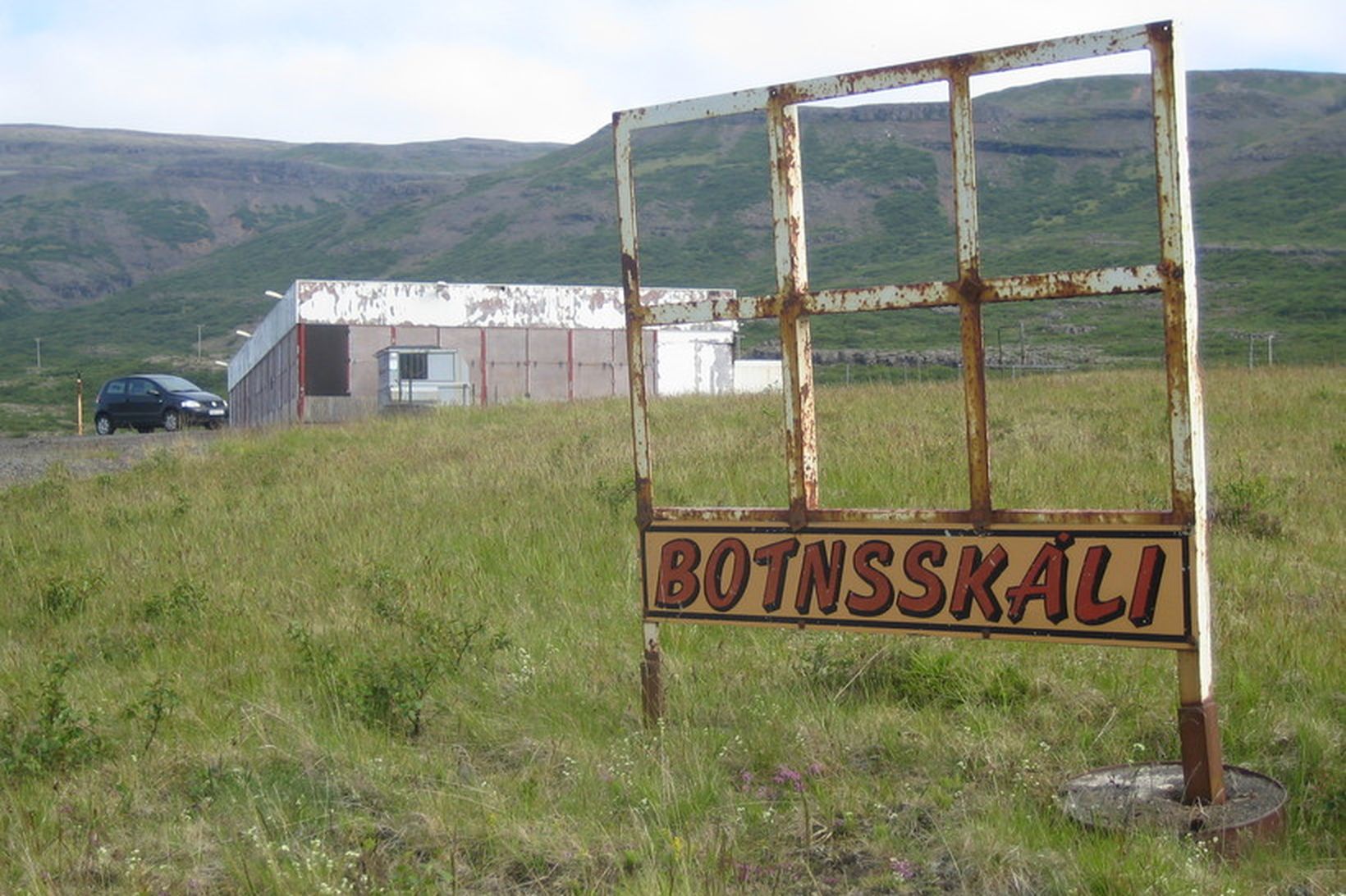 Botnsskála var lokað skömmu fyrir opnun Hvalfjarðarganga.