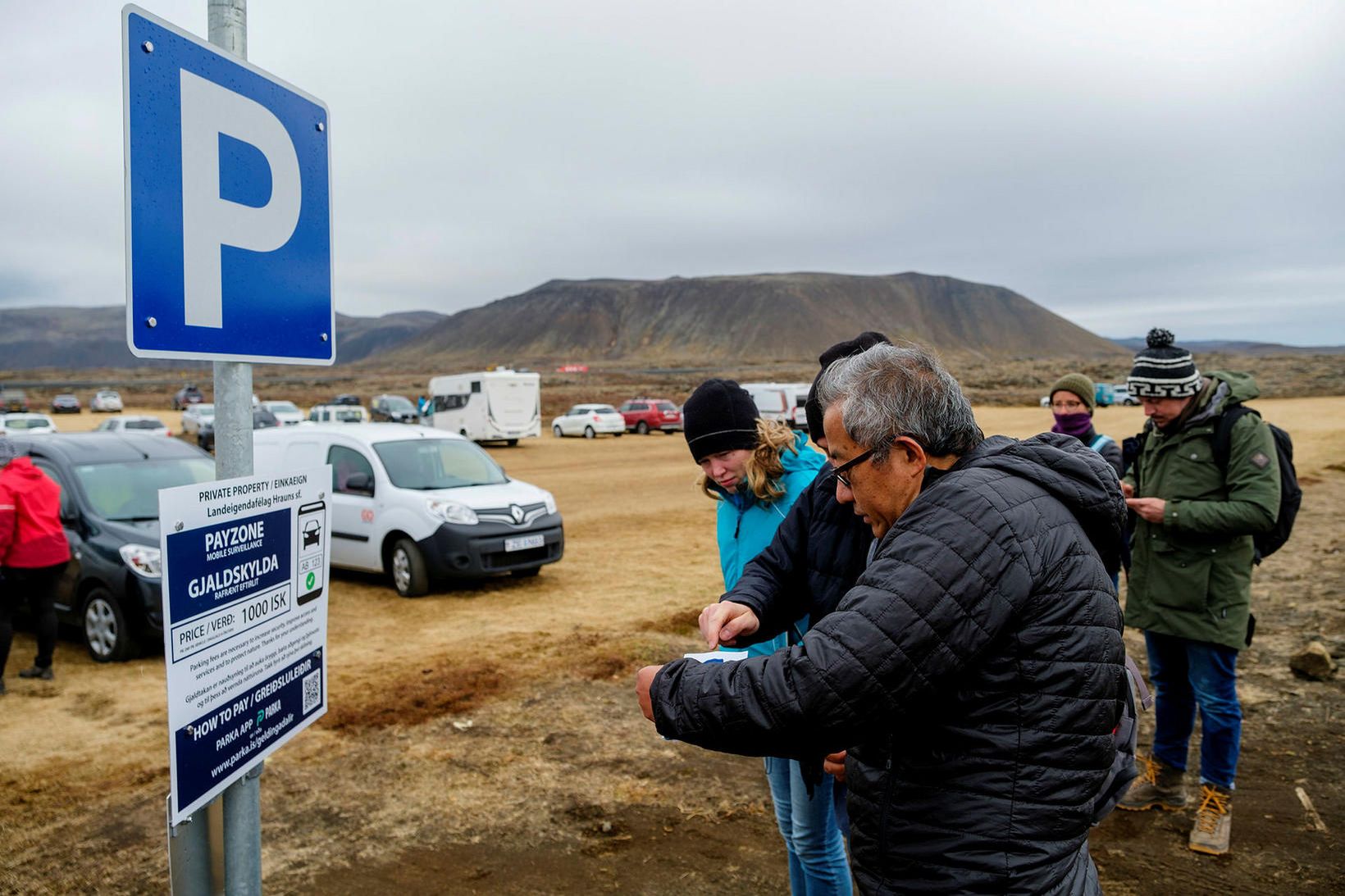 Ferðamenn velta vöngum yfir því hvernig greiða eigi bílastæðagjald við …