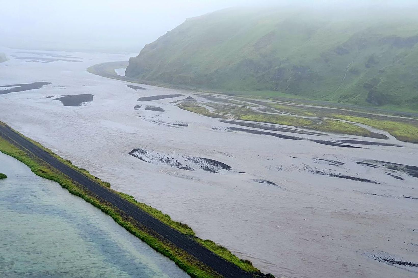 Mikið vatn er nú í Kerlingadalsá.