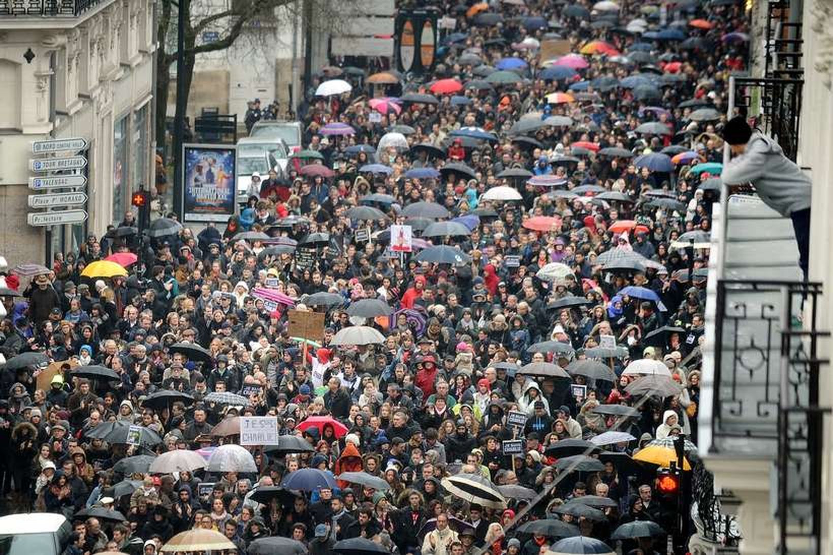 Fólk heldur á skiltum sem á stendur „Je suis Charlie“ …