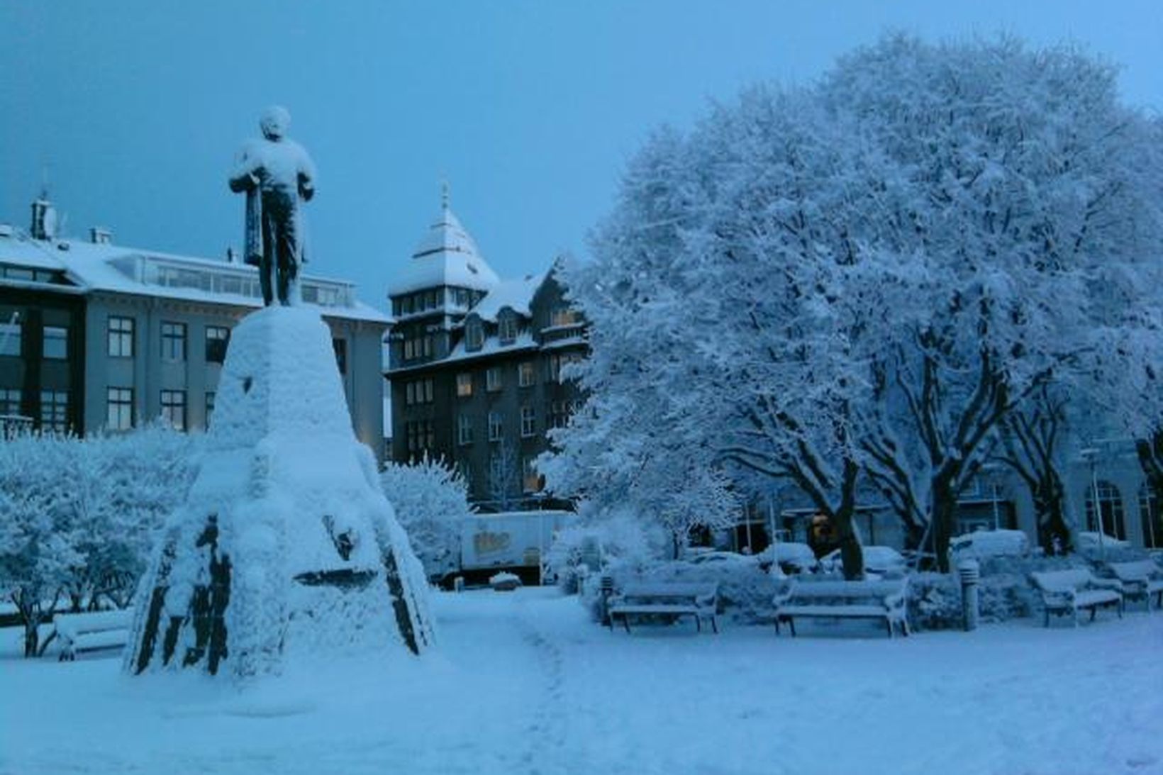 Snæviþakinn Austurvöllur.